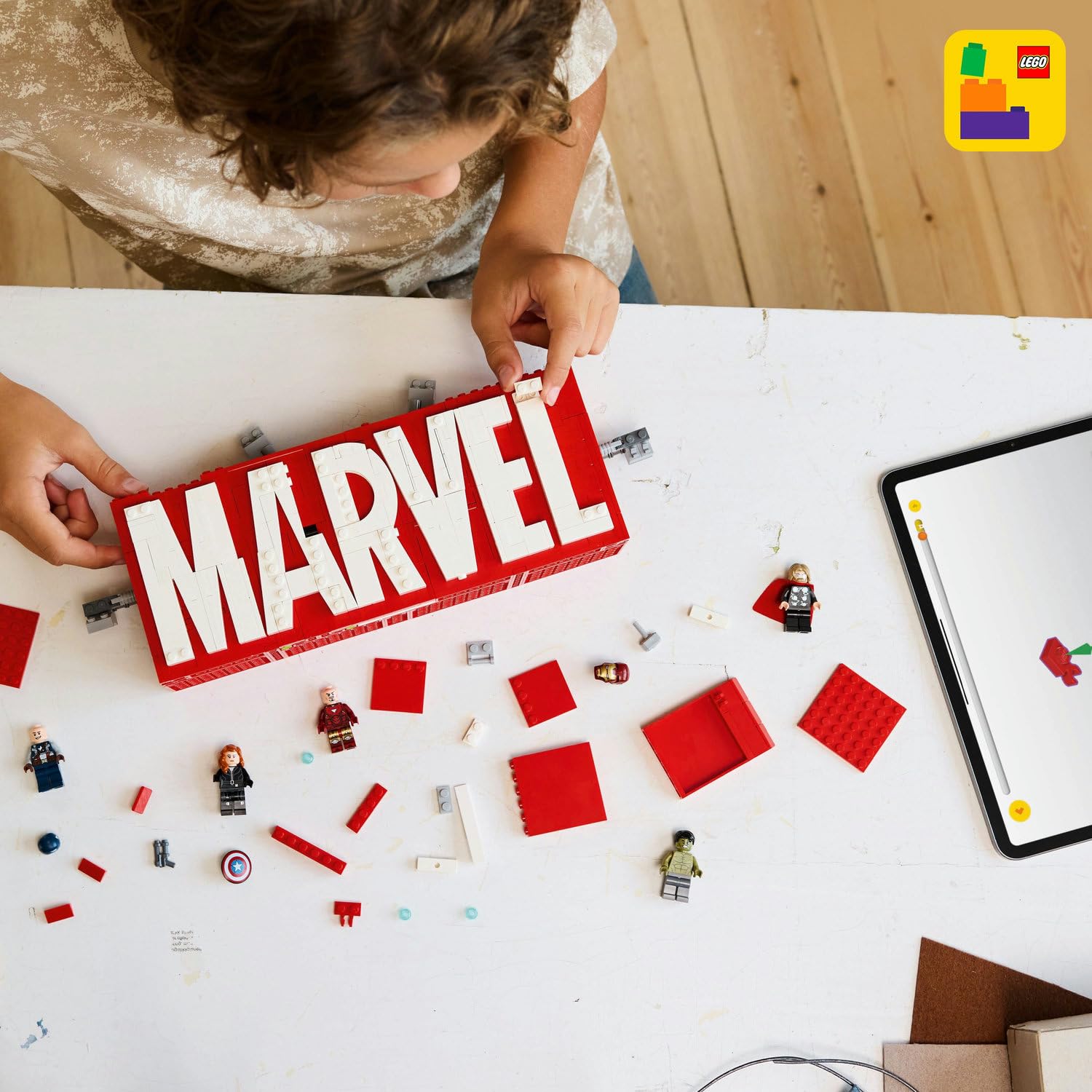 LEGO Marvel 76313 Marvel logosu ve minifigürleri seti - görsel 2